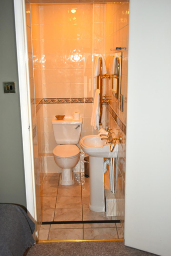 Bathroom 3, Donington Manor Hotel, Leicestershire