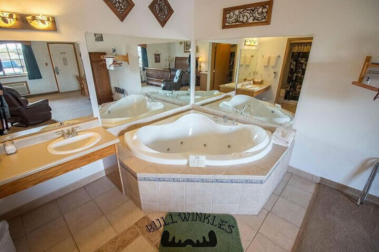 Bathroom 3, Bullwinkles Rustic Lodge, Butler