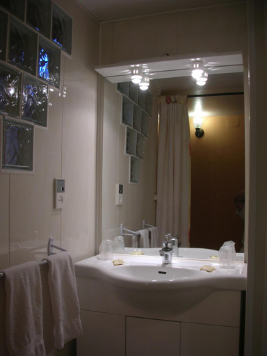 Bathroom 3, Hostellerie Le Mirabeau, Bouches-du-Rhône