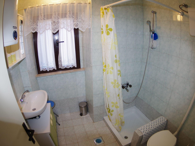 Bathroom 3, Country House in Rakalj with Scenic Sea Views, Marčana