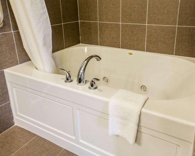 Bathroom 5, Sleep Inn & Suites Glens Falls Area, Warren