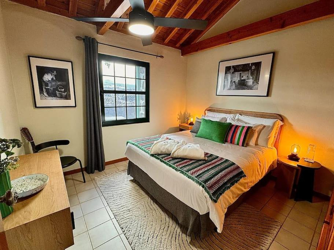 Bedroom 2, Pico Island Villas 22 - Ocean Front & UNESCO Heritage Century-Old Grapevines, Madalena