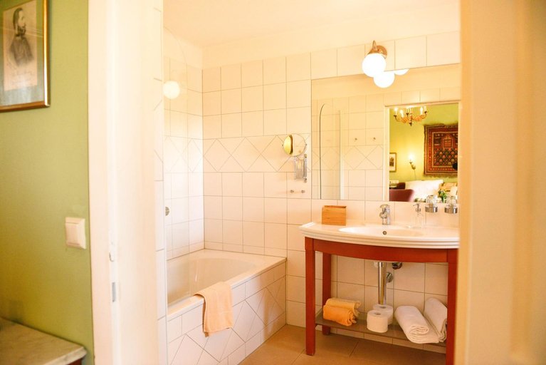 Bathroom 3, Schloss Kapfenstein, Südoststeiermark