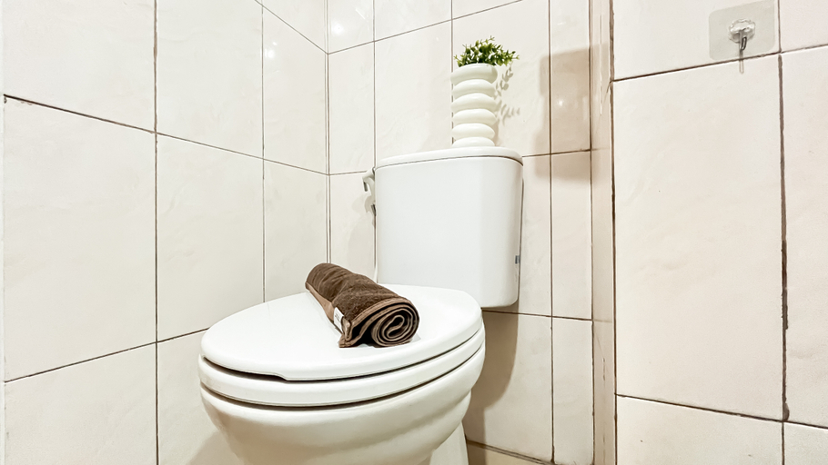 Bathroom 5, White Tone Studio at Amazana Serpong Apartment By Travelio, Tangerang Selatan