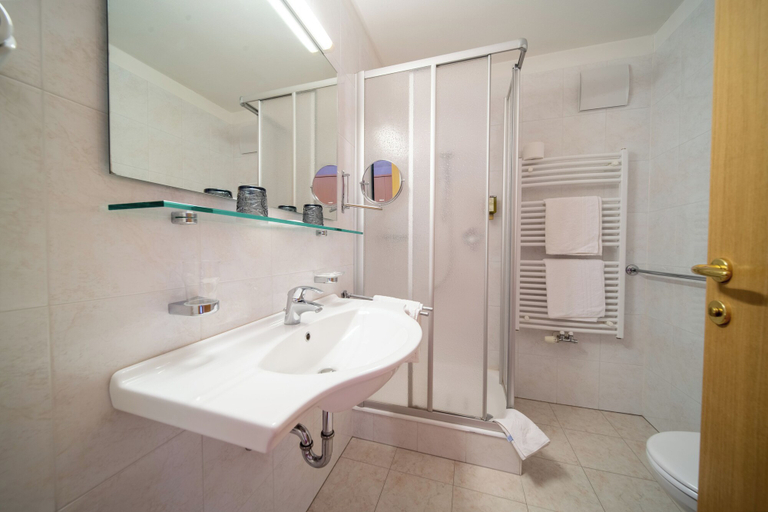 Bathroom 5, Hotel Seehof, Bolzano