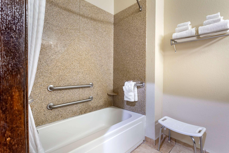 Bathroom 4, Comfort Inn Hobart-Merrillville, Lake