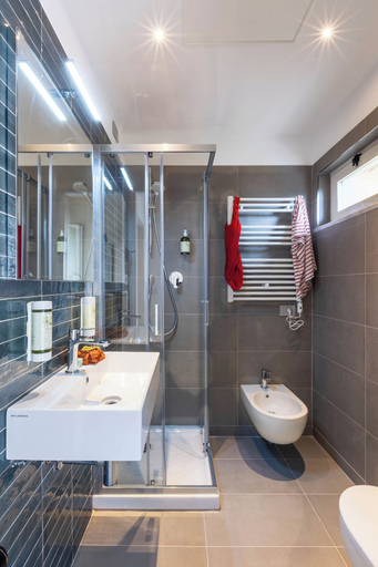 Bathroom 4, Hotel Sablé, Lucca