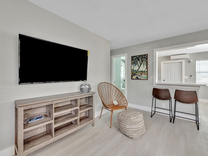 Others 3, Beachside 1BR Apt Walk to Hollywood & Dania Beach, Broward