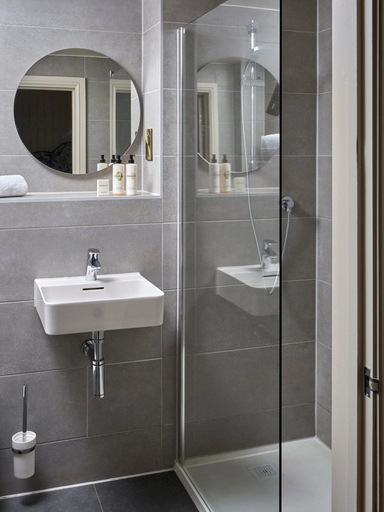 Bathroom 3, The White Horse, West Sussex