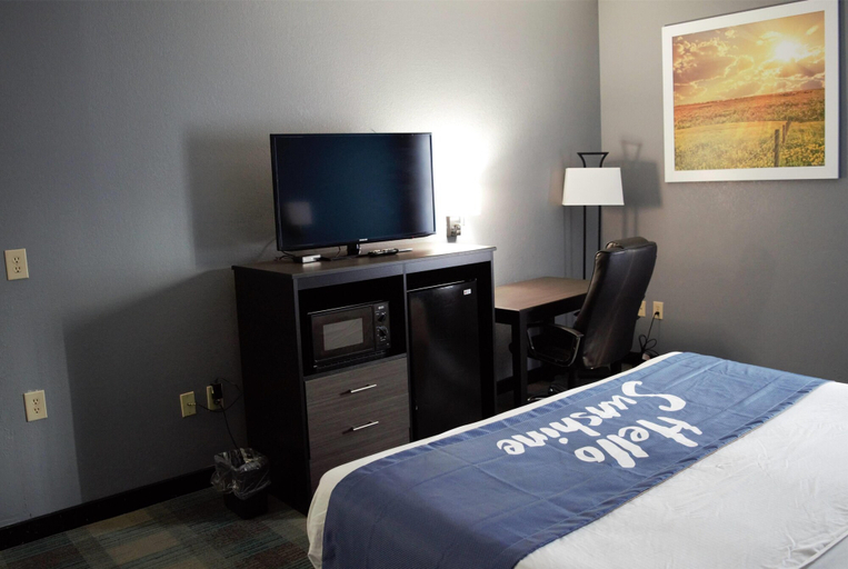Bedroom 3, Days Inn by Wyndham Montgomery, Montgomery