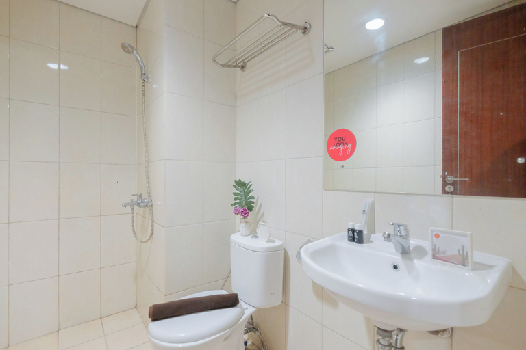 Bathroom 3, Warm and Spacious 2BR Apartment at Vittoria Residence, Jakarta Barat