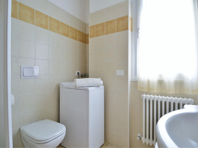 Bathroom 2, Apartment by Lake Como with Scenic Views, Lecco