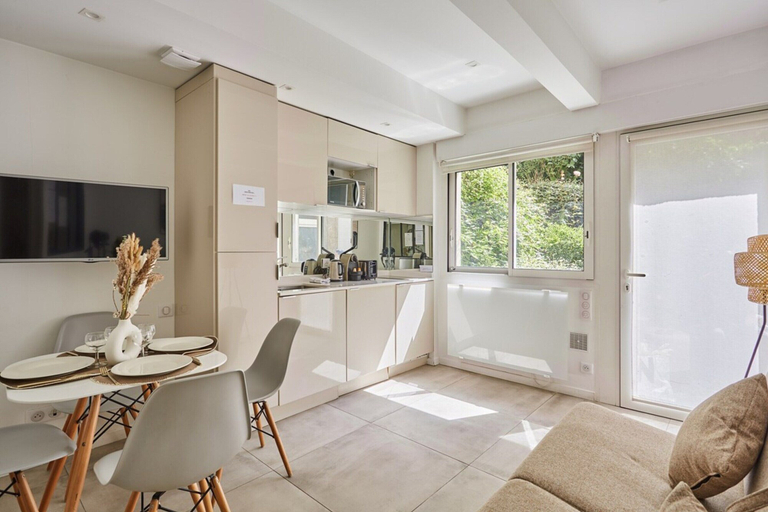 Living area 2, Cozy and New Flat Le Marais/ Place des Vosges, Paris