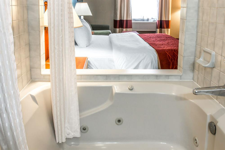 Bathroom 4, Quality Inn Upper Sandusky, Wyandot