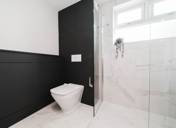 Bathroom 3, Comfort 3 Bedroom Home in Notting Hill, London