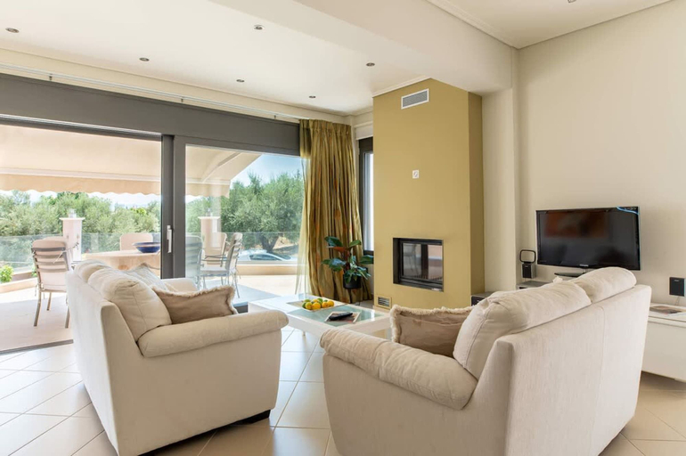 Room 2, La Casa Rosa Seaside Getaway, Central Greece