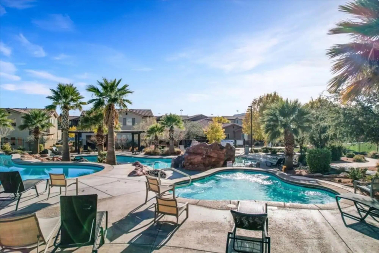 Sport & Beauty 2, Entire Home Paradise Pools 2 King Suites, Washington