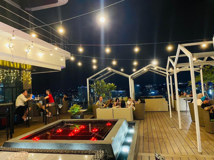 Food & Drinks 4, Luxury Abode in Walk Street, Mabalacat