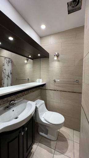 Bathroom 4, Hotel le Coach, Montréal