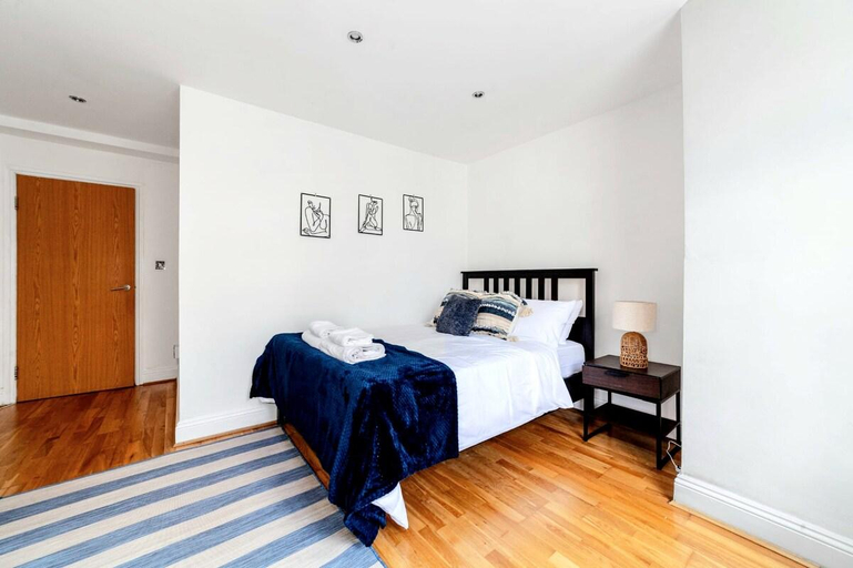 Bedroom 2, Comfy 2 Bed Apt with Garden,Battersea Central LDN, London