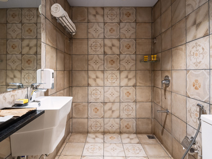 Bathroom 4, The Summer House, Pachmarhi - AM Hotel Kollection, Hoshangabad