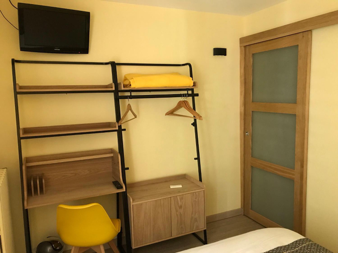 Bedroom 2, Hostellerie Le Mirabeau, Bouches-du-Rhône