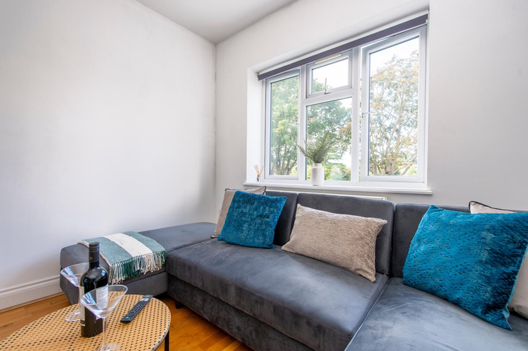 Others 3, Ealing Gem 3 Bath, 2 En-Suite Flat w/ Parking, London