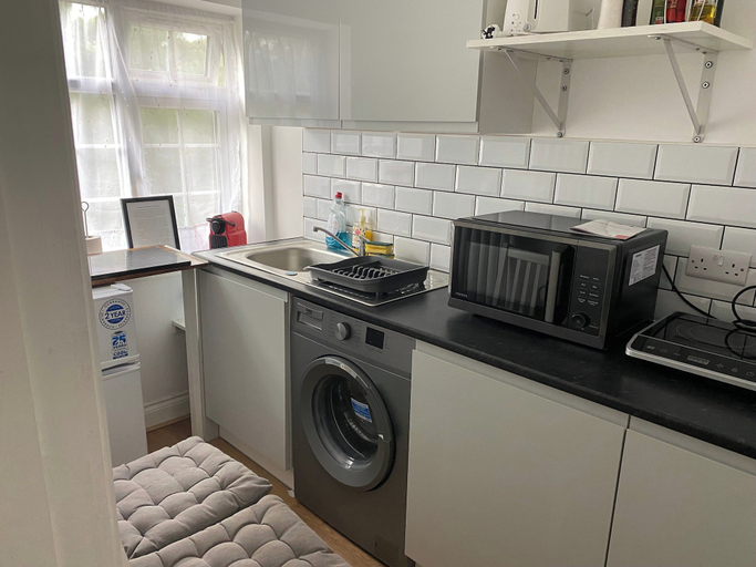 Interior 4, Slough - Sleeps 3 - Petfriendly - Riverside - Bay, Slough