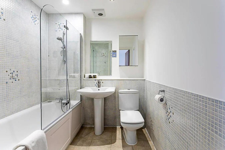Bathroom, 2BR , 50" TV, Nespresso machine, direct access, London