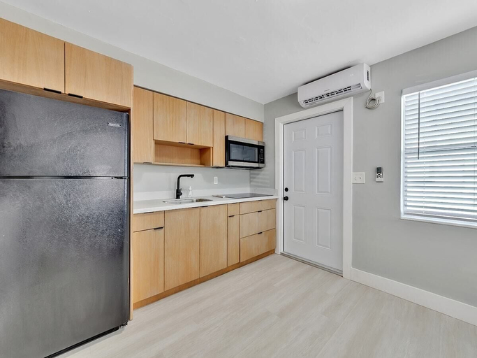 Others 2, Beachside 1BR Apt Walk to Hollywood & Dania Beach, Broward