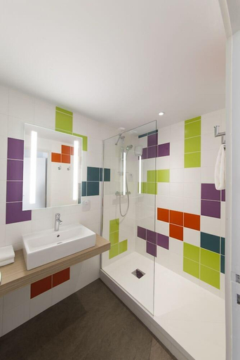 Bathroom 4, Hotel De France, Vienne