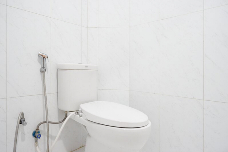 Bathroom 4, RedDoorz near XT Square 3, Yogyakarta