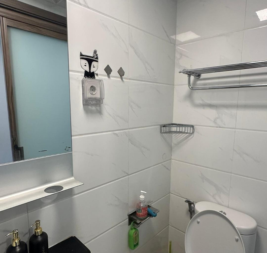 Bathroom 5, Apartemen sky house BSD By Ensroom, South Tangerang