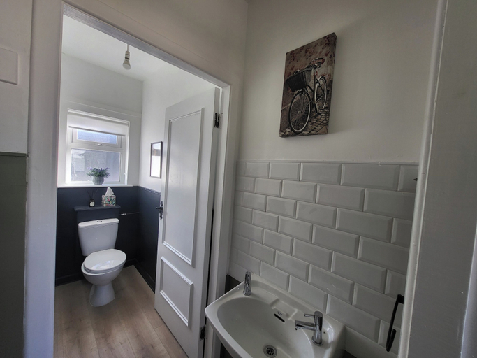 Bathroom 5, Foxes Rest - 4 Bedroom House