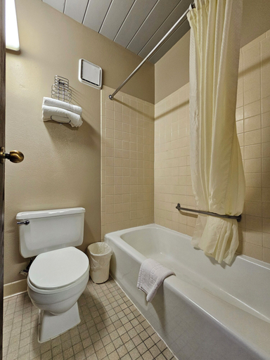 Bathroom 3, 1st Choice Inn Rawlins, Carbon