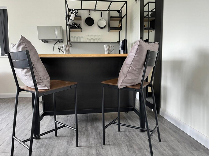 Others 5, Studio apartment in Harefield, London