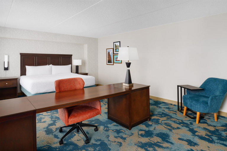 Bedroom 3, Hampton Inn by Hilton Chicago-Midway Airport, Cook