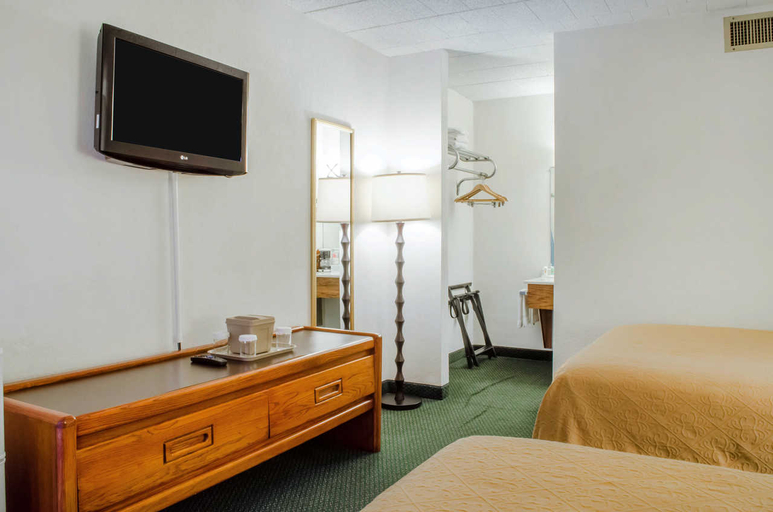 Bedroom 3, Quality Inn & Suites Burnham, Mifflin