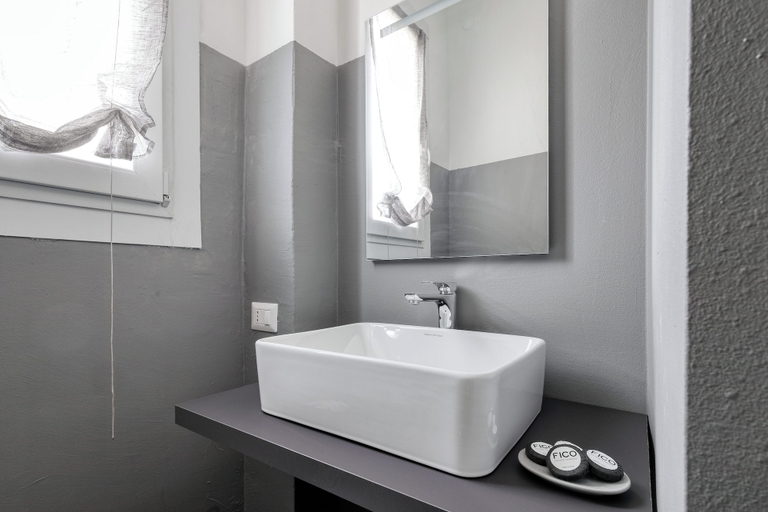 Bathroom 3, Inviting studio near the city centre, Milano