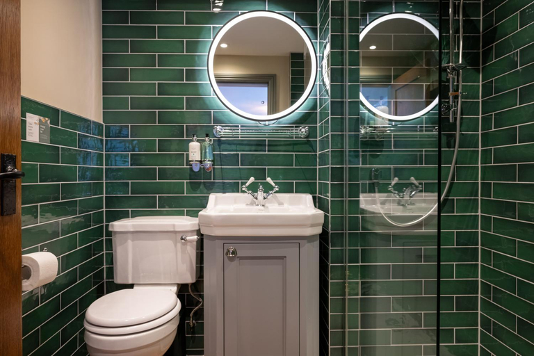 Bathroom 3, Wheatsheaf Hotel by Good Night Inns, Surrey
