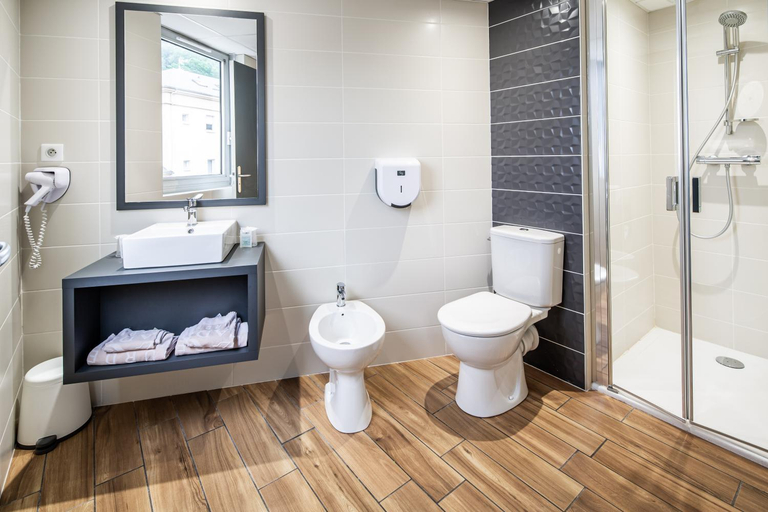 Bathroom 5, Hotel Acadia, Hautes-Pyrénées