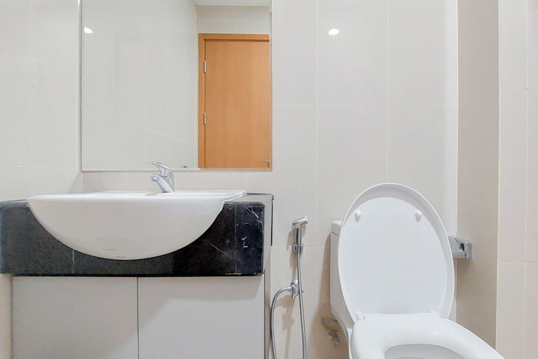 Bathroom 3, Elegant 2BR Apartment at The Reiz Condominium Medan, Medan