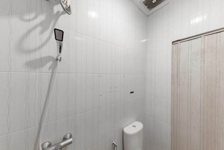 Bathroom 5, RedDoorz Plus near Kepri Mall, Batam