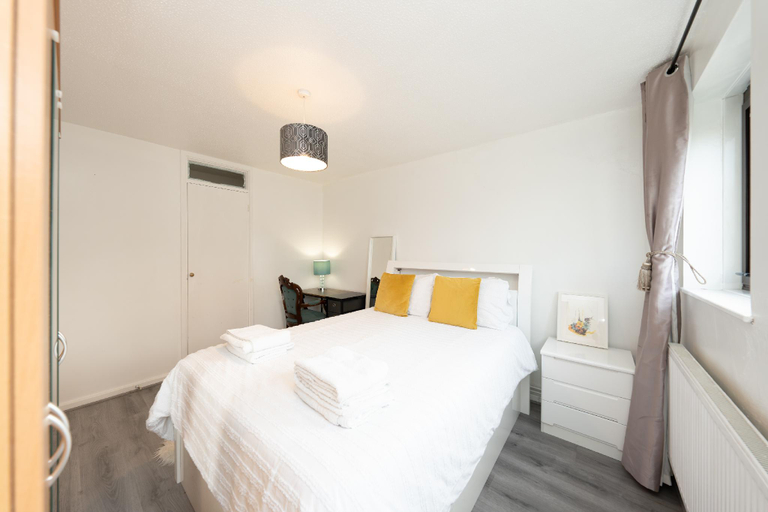 Bedroom 2, Elegant London Long stays Apartment , London