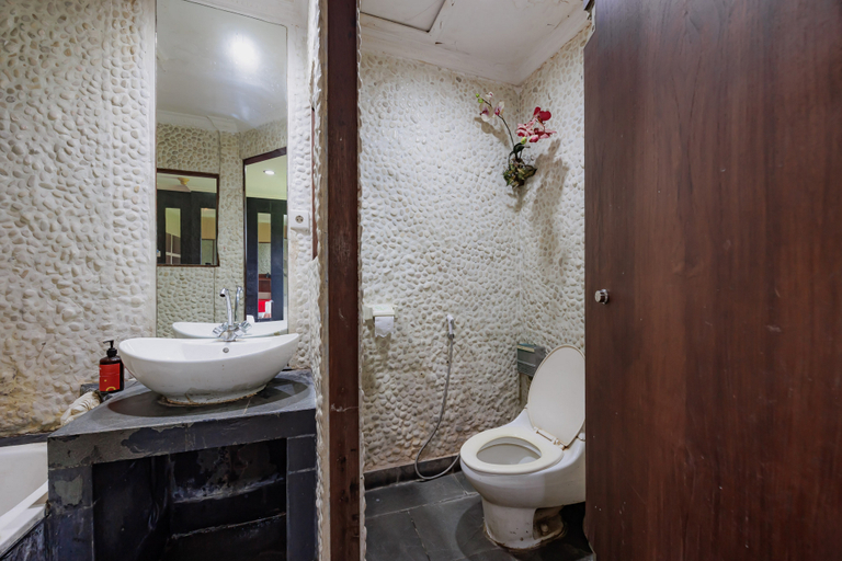 Bathroom 3, RedDoorz near WaterBoom Lippo Cikarang, Cikarang