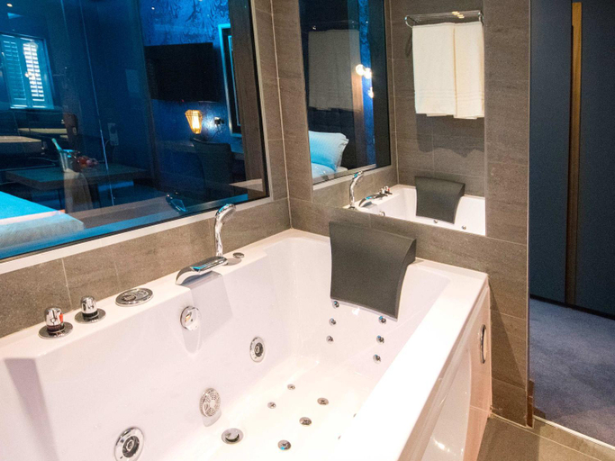 Bathroom 5, The Riverside Park Hotel