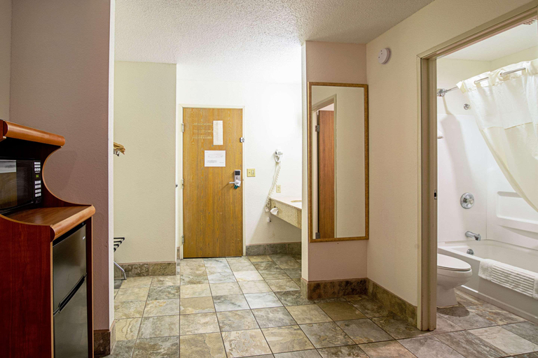 Bathroom 4, Quality Inn Aberdeen, Brown