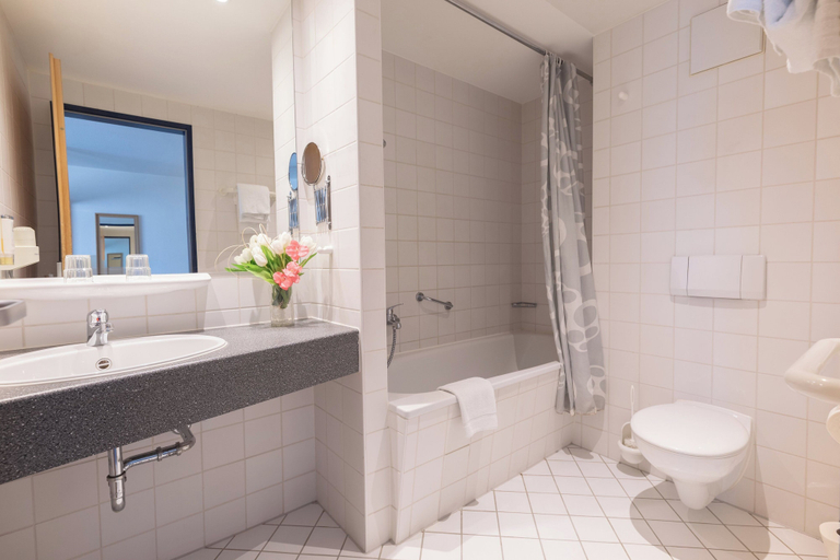 Bathroom 5, Garner Hotel Cottbus Sud by IHG, Cottbus