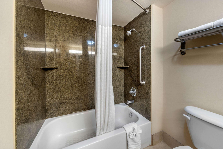 Bathroom 5, Comfort Inn & Suites Perry I-35, Noble