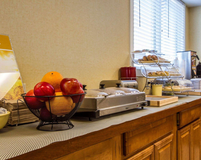 Food & Drinks 5, Quality Inn Suites South Portland, Cumberland
